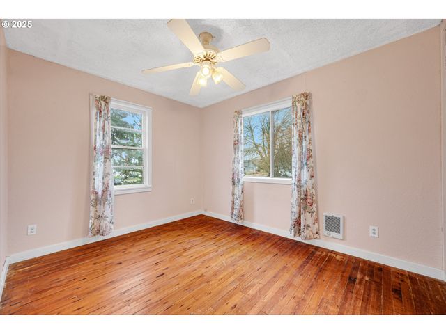 948 Sw MAPLE St, Dallas, OR 97338