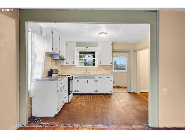 948 Sw MAPLE St, Dallas, OR 97338