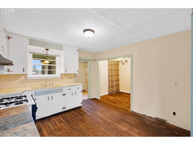 948 Sw MAPLE St, Dallas, OR 97338