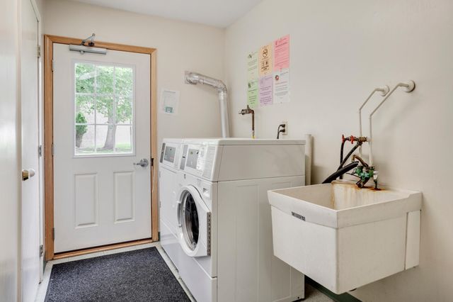 702 Old Settlers Trail 3, Hopkins, MN 55343