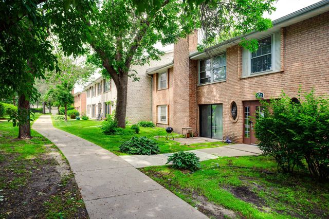 702 Old Settlers Trail 3, Hopkins, MN 55343