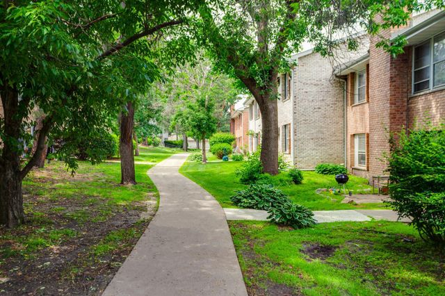 702 Old Settlers Trail 3, Hopkins, MN 55343