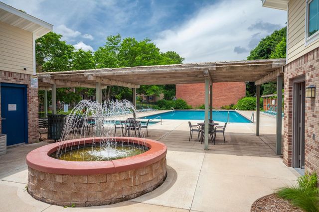 702 Old Settlers Trail 3, Hopkins, MN 55343