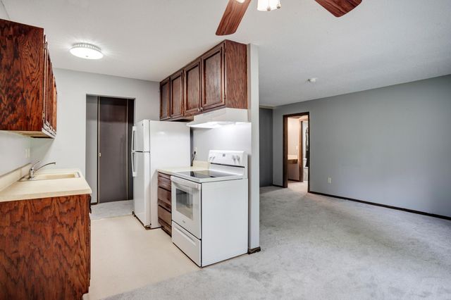 702 Old Settlers Trail 3, Hopkins, MN 55343