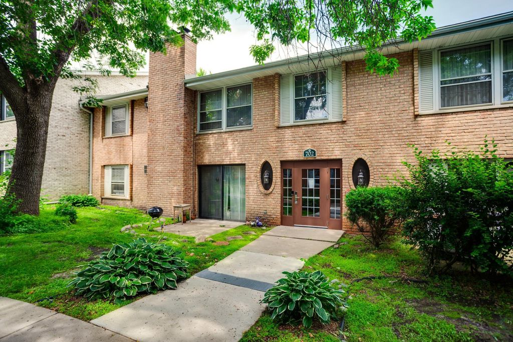 702 Old Settlers Trail 3, Hopkins, MN 55343