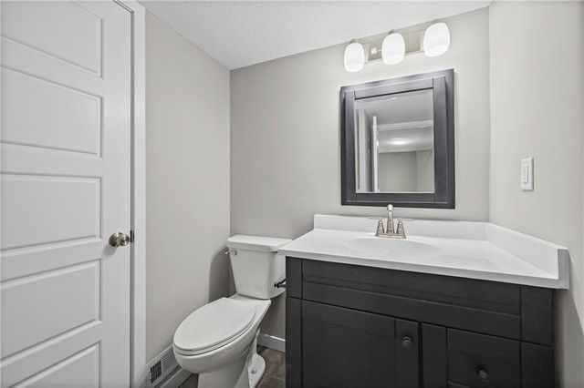 805 NW Castle Drive, Blue Springs, MO 64015