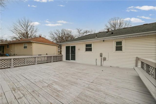 805 NW Castle Drive, Blue Springs, MO 64015