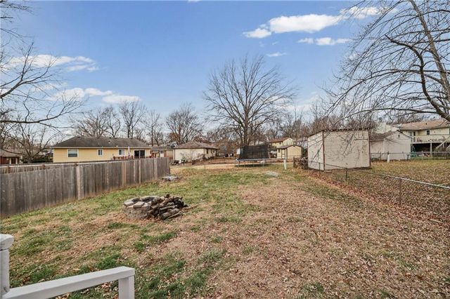 805 NW Castle Drive, Blue Springs, MO 64015