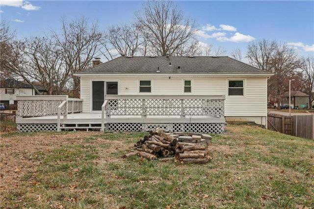 805 NW Castle Drive, Blue Springs, MO 64015