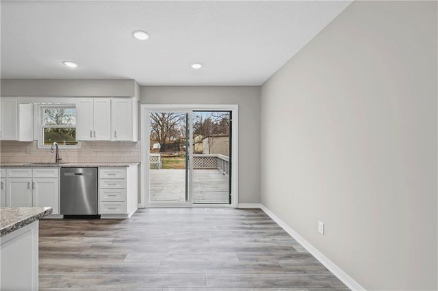 805 NW Castle Drive, Blue Springs, MO 64015