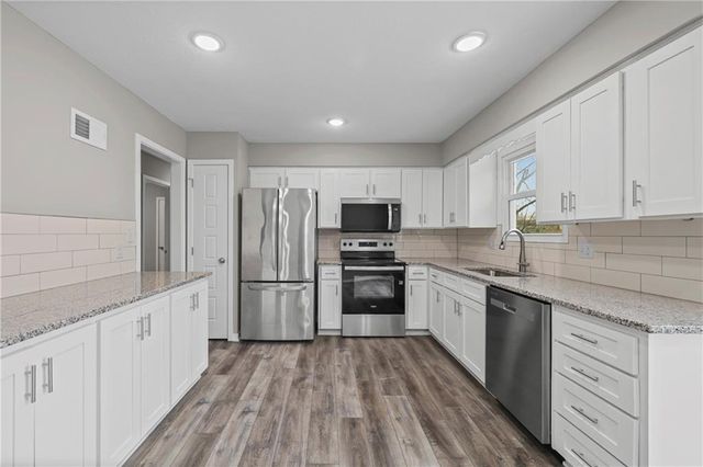 805 NW Castle Drive, Blue Springs, MO 64015