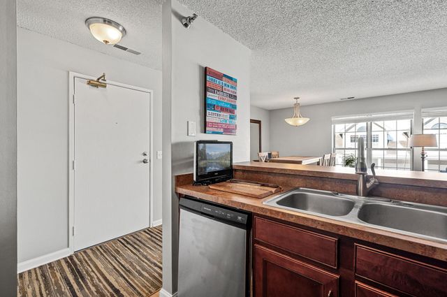 6020 Chasewood Parkway 203, Hopkins, MN 55343