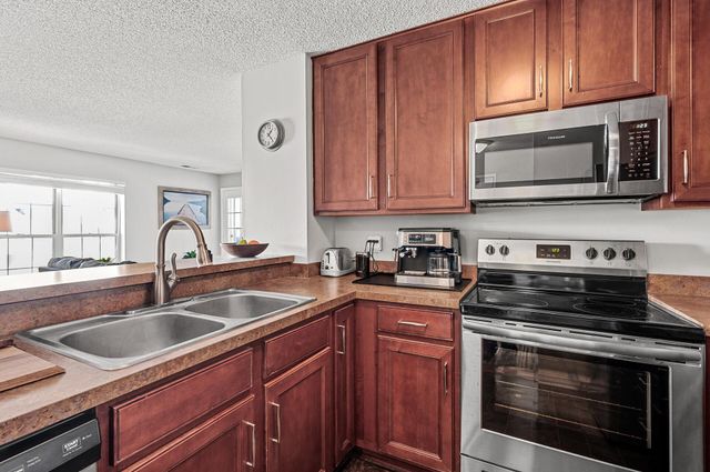 6020 Chasewood Parkway 203, Hopkins, MN 55343