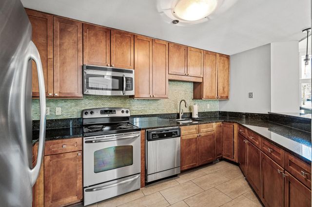 6020 Chasewood Parkway 203, Hopkins, MN 55343