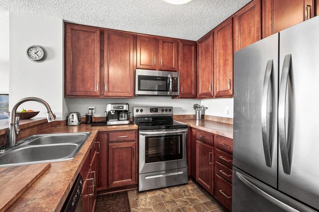 6020 Chasewood Parkway 203, Hopkins, MN 55343