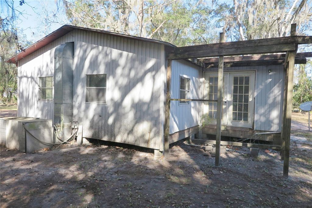 Image 4 of property listing at 8760 COUNTY ROAD 127, Sanderson, FL 32087