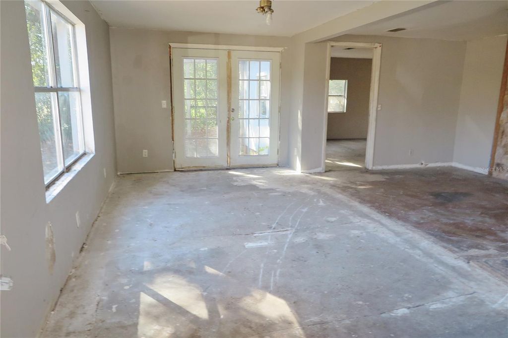 Image 5 of property listing at 8760 COUNTY ROAD 127, Sanderson, FL 32087