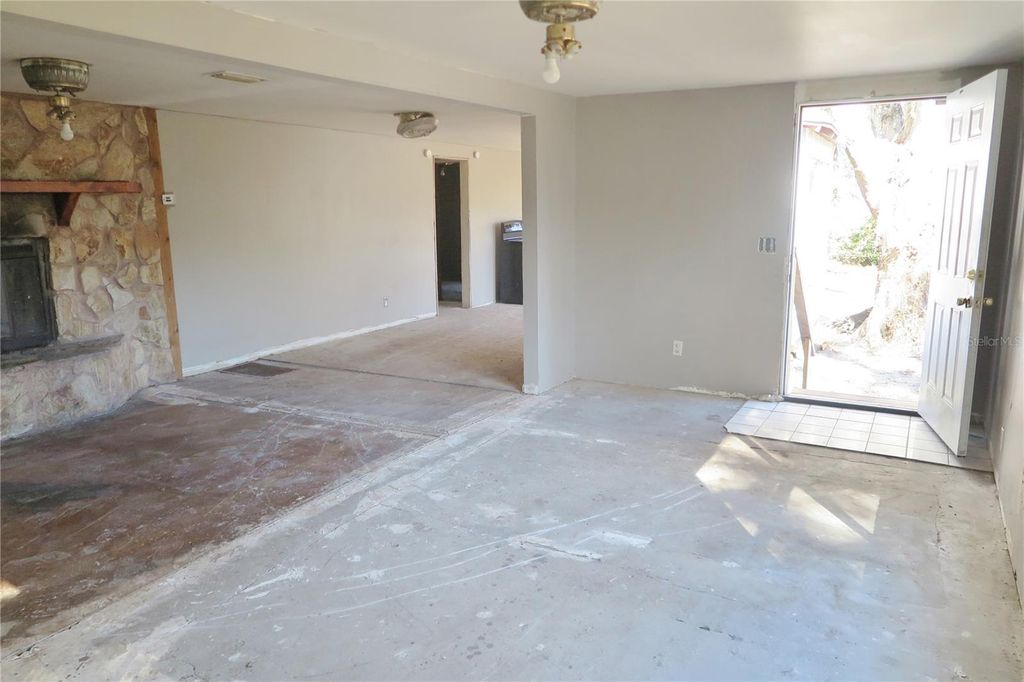 Image 6 of property listing at 8760 COUNTY ROAD 127, Sanderson, FL 32087