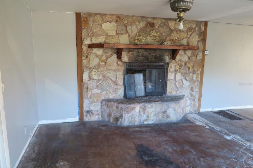 Image 7 of property listing at 8760 COUNTY ROAD 127, Sanderson, FL 32087