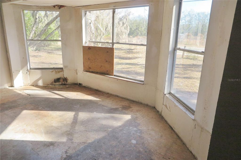 Image 8 of property listing at 8760 COUNTY ROAD 127, Sanderson, FL 32087