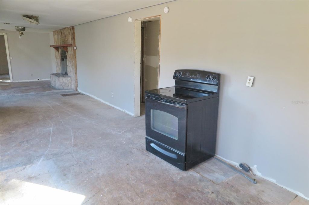 Image 9 of property listing at 8760 COUNTY ROAD 127, Sanderson, FL 32087