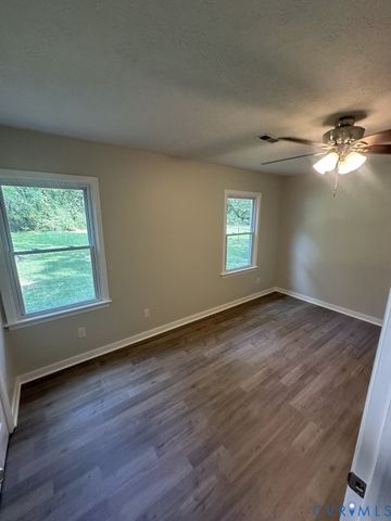 19 Old Memorial Dr, Sandston, VA 23150