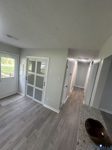 19 Old Memorial Dr, Sandston, VA 23150