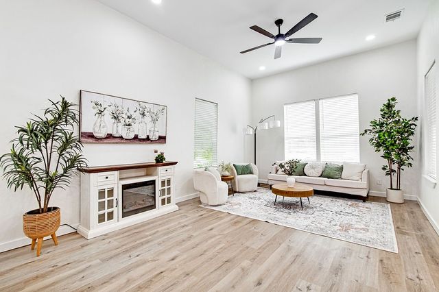904 S Anglin Street, Cleburne, TX 76031