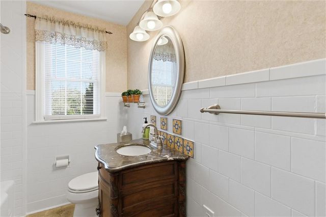 1200 W 70th Terrace, Kansas City, MO 64113