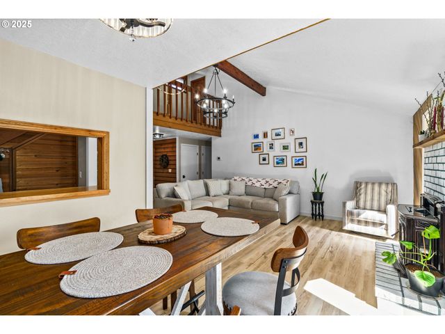 940 S T Ct, Cottage Grove, OR 97424