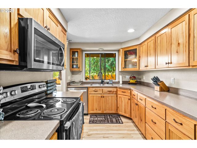 940 S T Ct, Cottage Grove, OR 97424