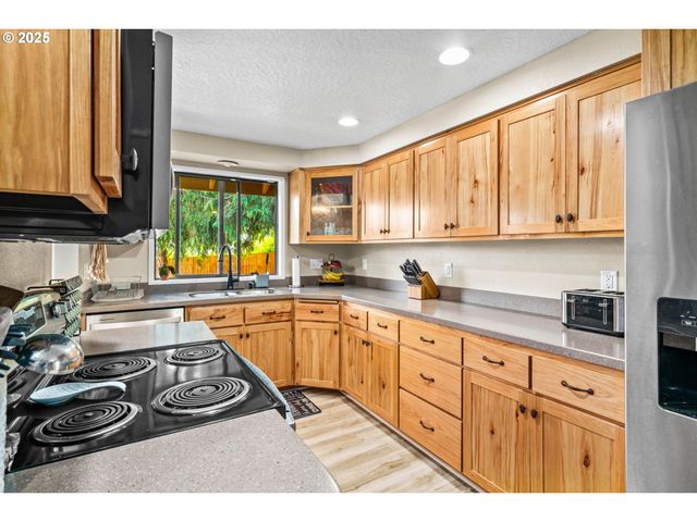 940 S T Ct, Cottage Grove, OR 97424