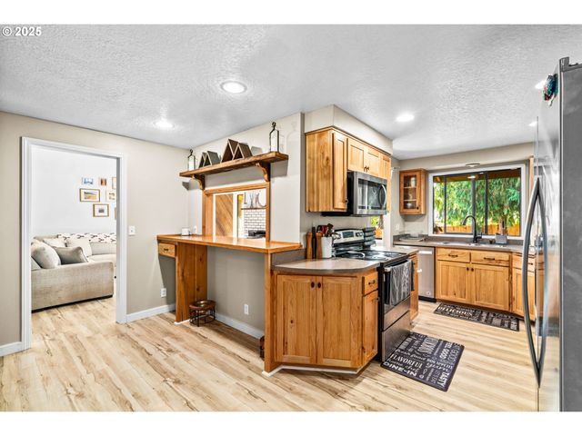 940 S T Ct, Cottage Grove, OR 97424