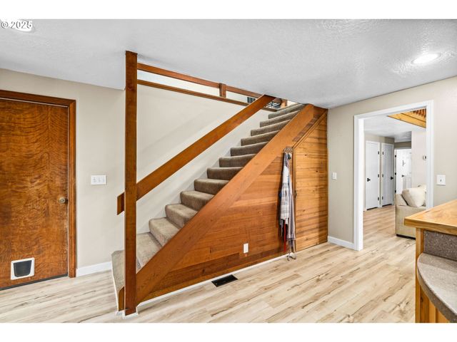 940 S T Ct, Cottage Grove, OR 97424