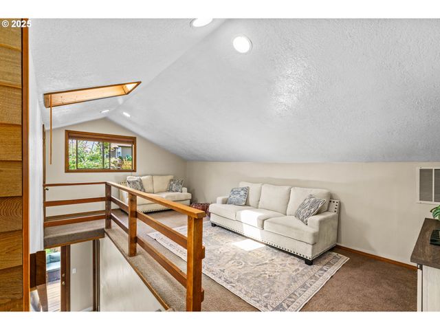 940 S T Ct, Cottage Grove, OR 97424