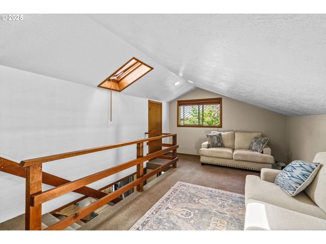 940 S T Ct, Cottage Grove, OR 97424