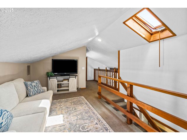 940 S T Ct, Cottage Grove, OR 97424