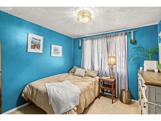 940 S T Ct, Cottage Grove, OR 97424