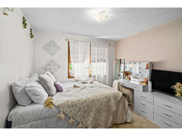 940 S T Ct, Cottage Grove, OR 97424