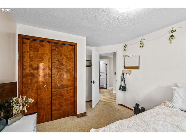 940 S T Ct, Cottage Grove, OR 97424