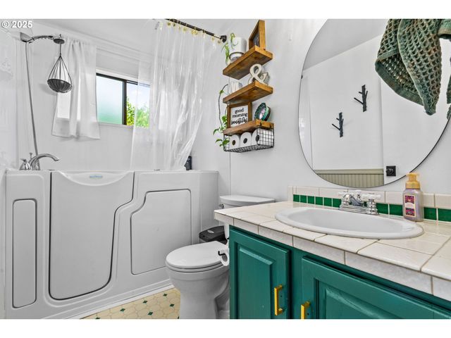 940 S T Ct, Cottage Grove, OR 97424