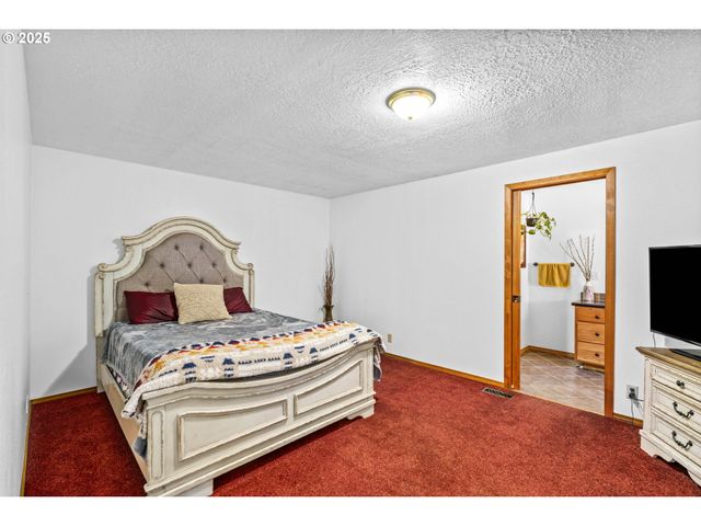 940 S T Ct, Cottage Grove, OR 97424