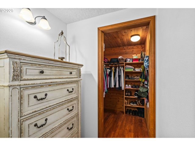 940 S T Ct, Cottage Grove, OR 97424