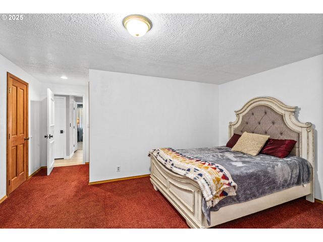 940 S T Ct, Cottage Grove, OR 97424