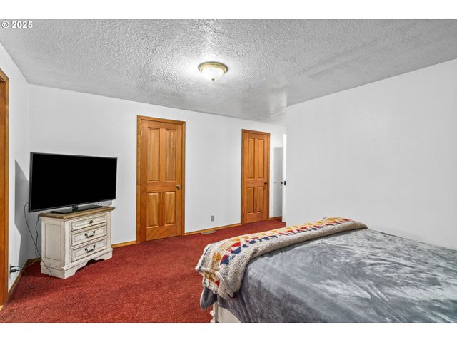 940 S T Ct, Cottage Grove, OR 97424