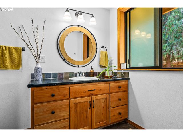 940 S T Ct, Cottage Grove, OR 97424