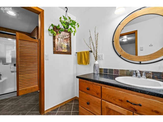 940 S T Ct, Cottage Grove, OR 97424