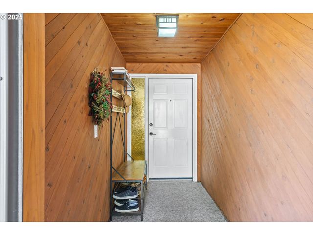 940 S T Ct, Cottage Grove, OR 97424