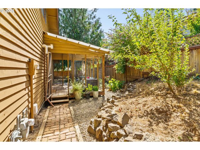 940 S T Ct, Cottage Grove, OR 97424