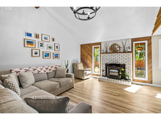 940 S T Ct, Cottage Grove, OR 97424